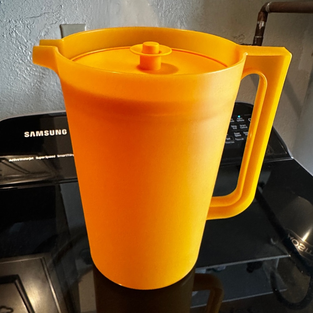 Authentic NEW Tupperware 1 Gallon Pitcher